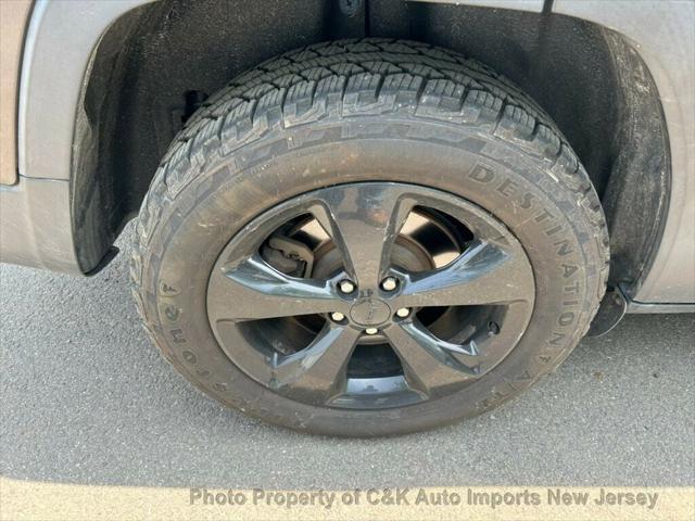 Photo of 2016 Granite Crystal Metallic Clearcoat Jeep Cherokee