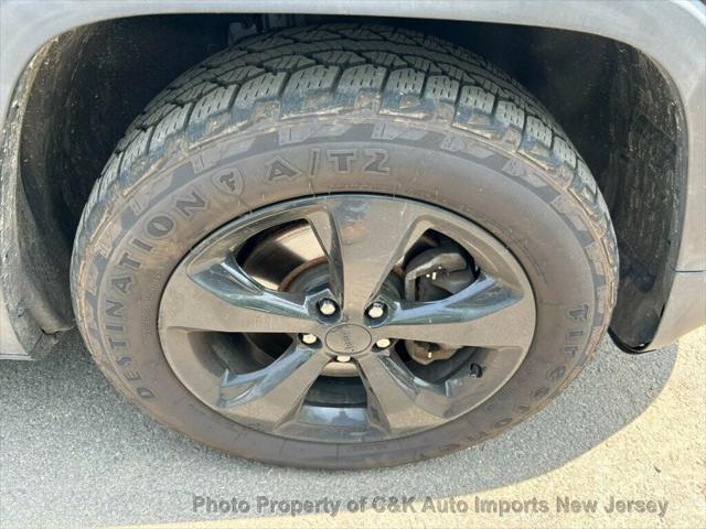 Photo of 2016 Granite Crystal Metallic Clearcoat Jeep Cherokee