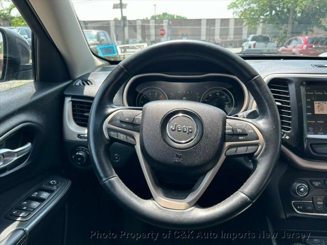 Photo of 2016 Granite Crystal Metallic Clearcoat Jeep Cherokee