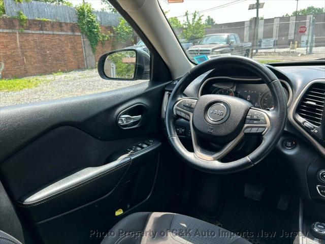 Photo of 2016 Granite Crystal Metallic Clearcoat Jeep Cherokee