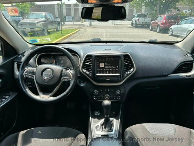 Photo of 2016 Granite Crystal Metallic Clearcoat Jeep Cherokee