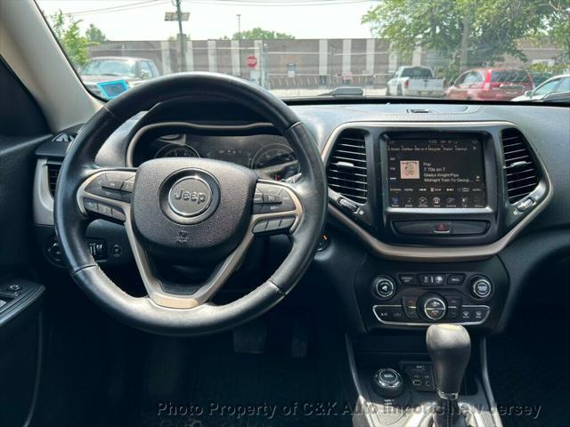 Photo of 2016 Granite Crystal Metallic Clearcoat Jeep Cherokee