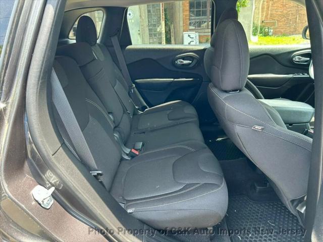 Photo of 2016 Granite Crystal Metallic Clearcoat Jeep Cherokee