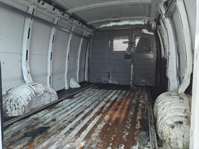 Photo of 2014 White GMC Savana 3500