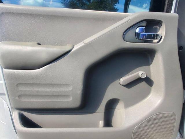 Photo of 2015 Silver Nissan Frontier