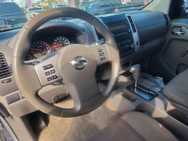 Photo of 2015 Silver Nissan Frontier