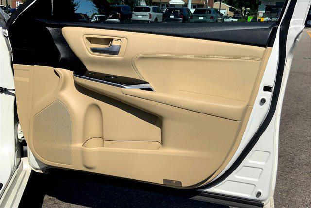 Photo of 2017 Blizzard Pearl Toyota Camry