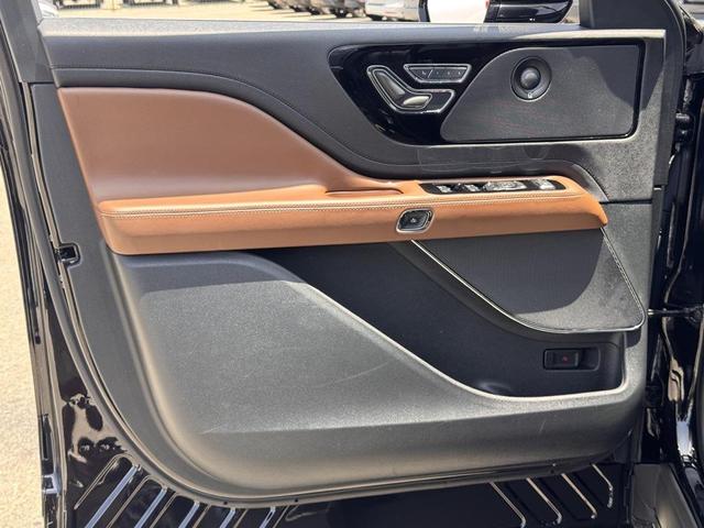 Photo of 2023 Infinite Black Metallic Clearcoat Lincoln Aviator