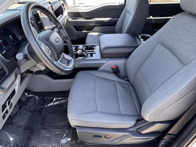 Photo of 2025 Oxford White Ford F-150 Lightning