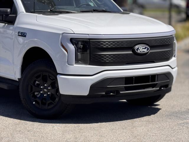 Photo of 2025 Oxford White Ford F-150 Lightning