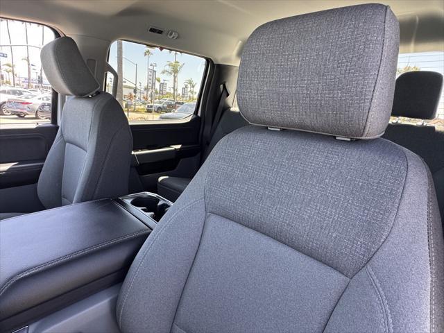 Photo of 2025 Oxford White Ford F-150 Lightning