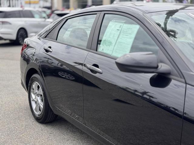 Photo of 2022 Phantom Black Hyundai ELANTRA
