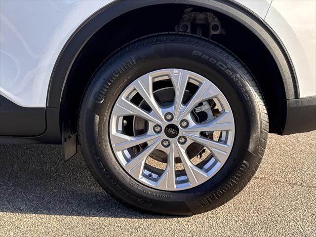 Photo of 2024 Oxford White Ford Escape