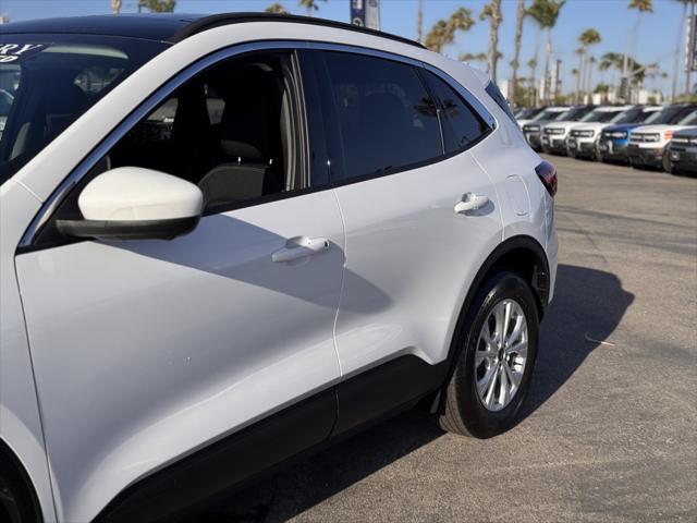 Photo of 2024 Oxford White Ford Escape
