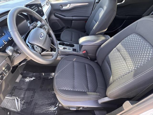 Photo of 2024 Oxford White Ford Escape