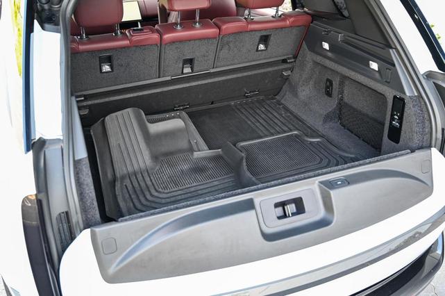 Photo of 2023 White Land Rover Range Rover