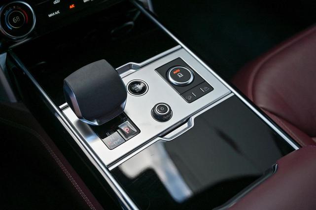 Photo of 2023 White Land Rover Range Rover