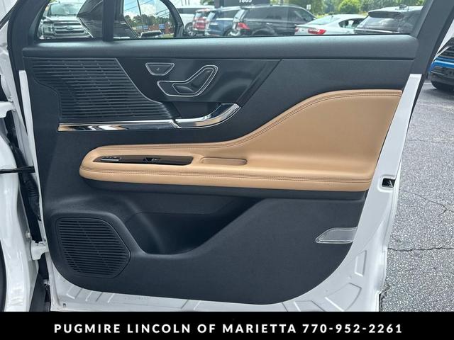 Photo of 2022 Pristine White Metallic Tri-Coat Lincoln Corsair