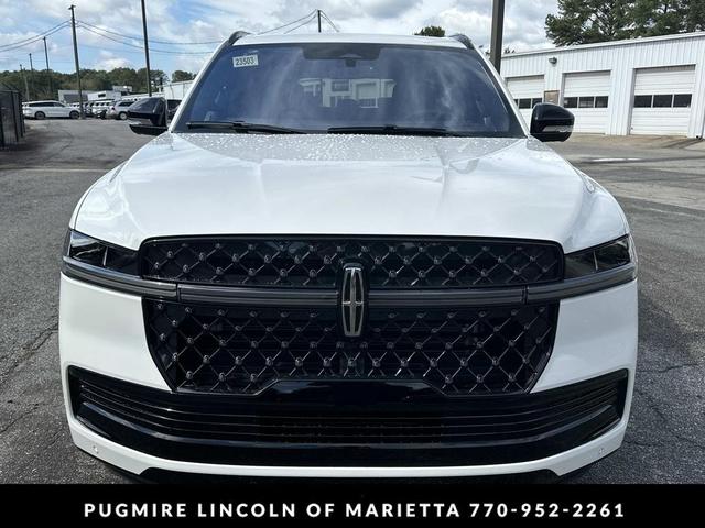 Photo of 2025 Pristine White Metallic Tri-Coat Lincoln Navigator