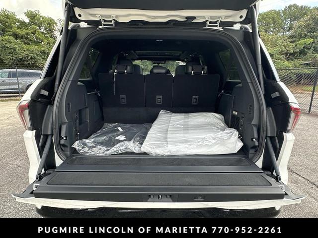 Photo of 2025 Pristine White Metallic Tri-Coat Lincoln Navigator