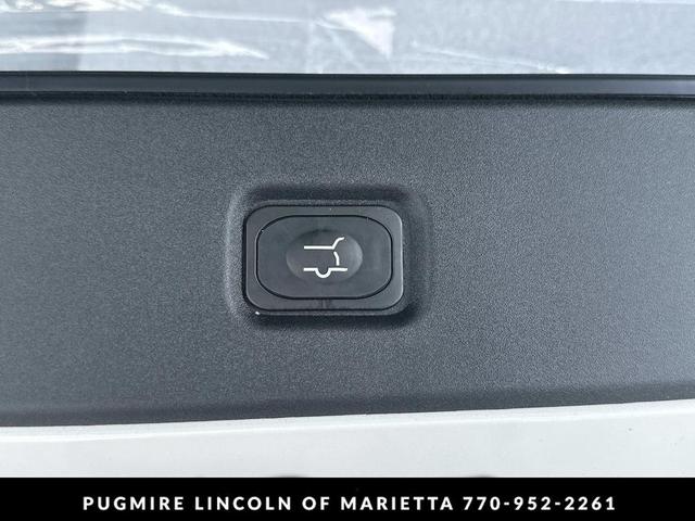 Photo of 2025 Pristine White Metallic Tri-Coat Lincoln Navigator