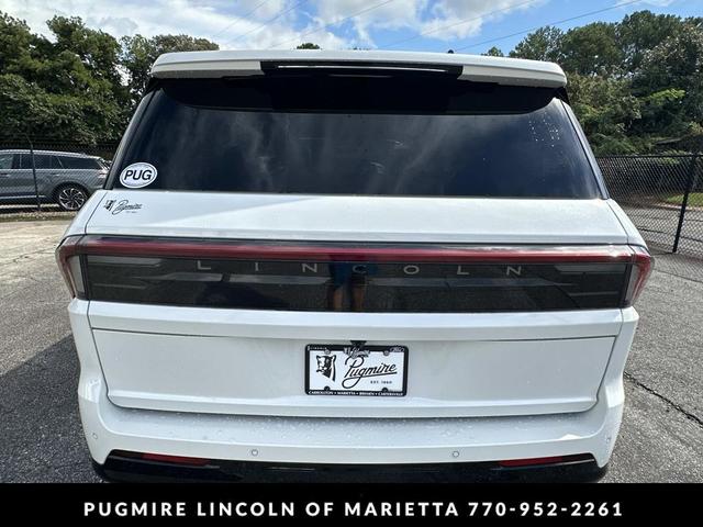 Photo of 2025 Pristine White Metallic Tri-Coat Lincoln Navigator