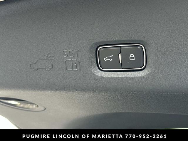 Photo of 2025 Pristine White Metallic Tri-Coat Lincoln Navigator