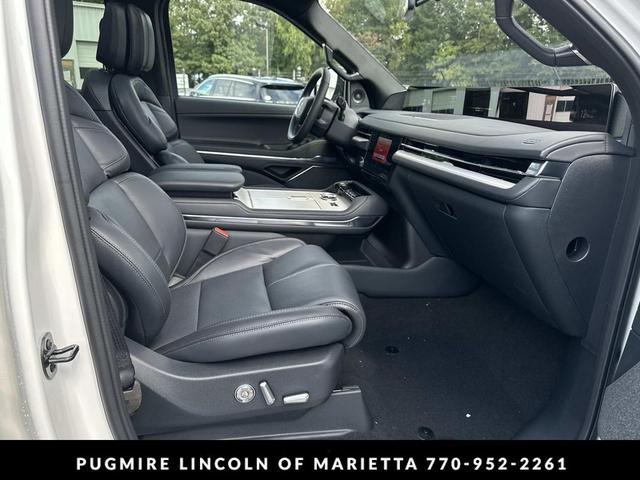 Photo of 2025 Pristine White Metallic Tri-Coat Lincoln Navigator