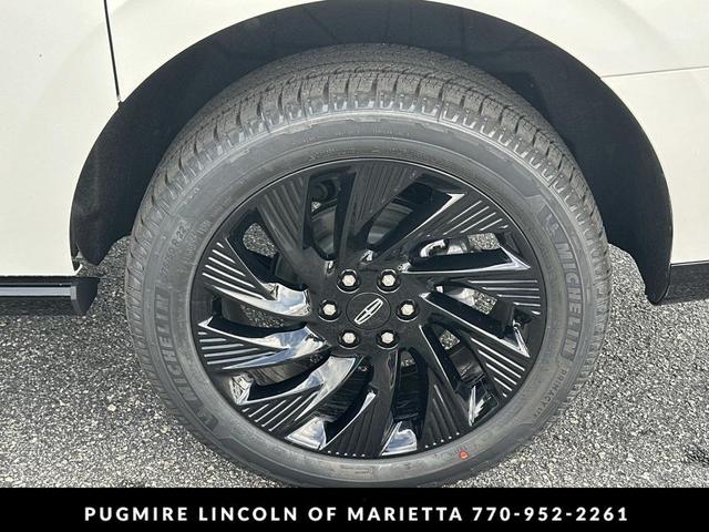 Photo of 2025 Pristine White Metallic Tri-Coat Lincoln Navigator