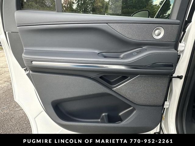 Photo of 2025 Pristine White Metallic Tri-Coat Lincoln Navigator