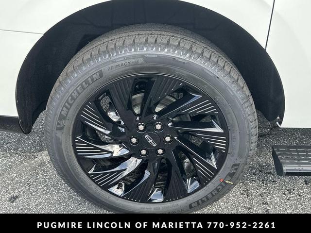 Photo of 2025 Pristine White Metallic Tri-Coat Lincoln Navigator