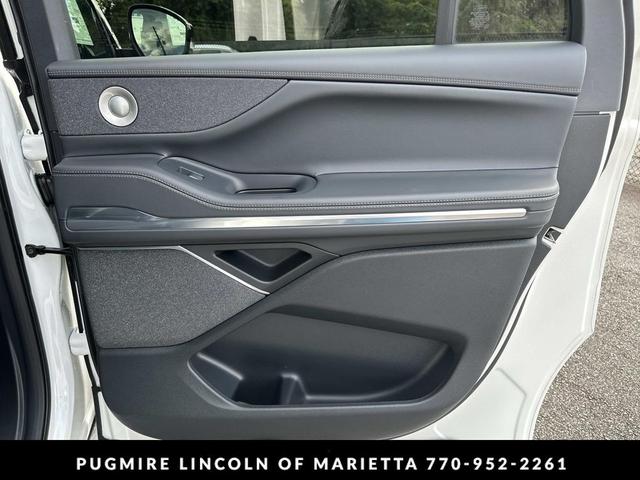 Photo of 2025 Pristine White Metallic Tri-Coat Lincoln Navigator