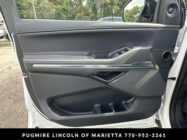 Photo of 2025 Pristine White Metallic Tri-Coat Lincoln Navigator