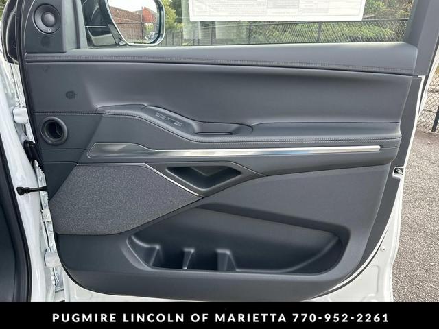 Photo of 2025 Pristine White Metallic Tri-Coat Lincoln Navigator