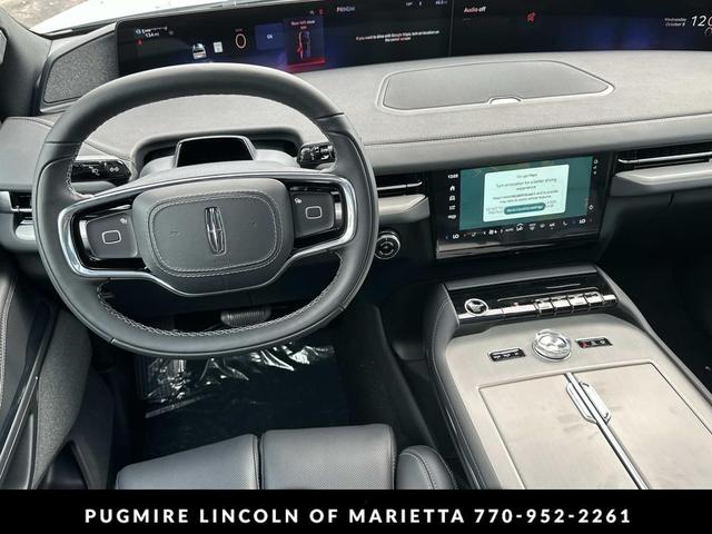 Photo of 2025 Pristine White Metallic Tri-Coat Lincoln Navigator