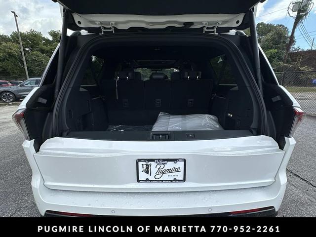Photo of 2025 Pristine White Metallic Tri-Coat Lincoln Navigator