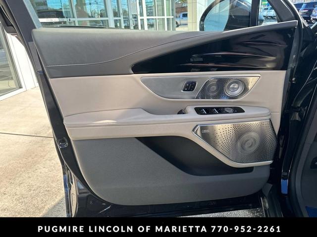 Photo of 2025 Infinite Black Metallic Clearcoat Lincoln Nautilus