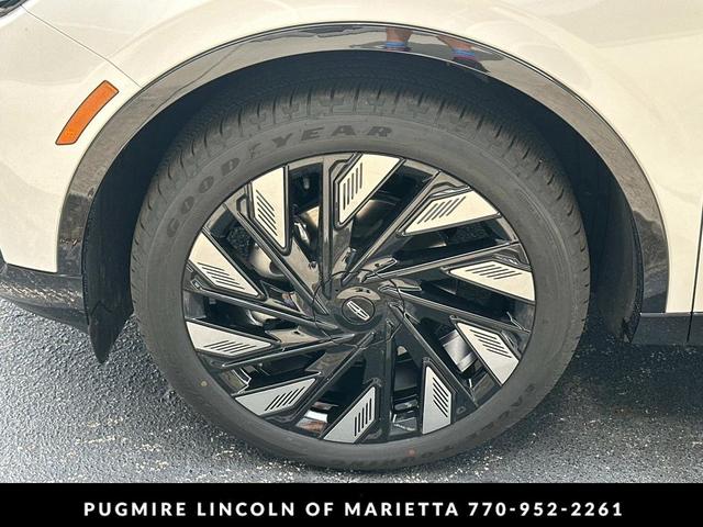Photo of 2025 White Platinum Metallic Tri-Coat Lincoln Nautilus