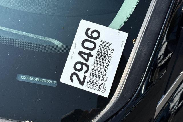 Photo of 2025 Abyss Black Hyundai ELANTRA