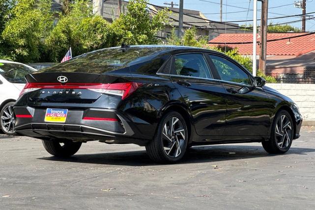 Photo of 2025 Abyss Black Hyundai ELANTRA