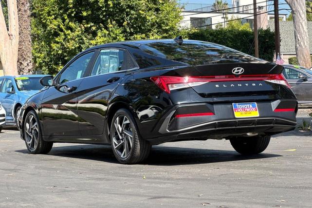Photo of 2025 Abyss Black Hyundai ELANTRA