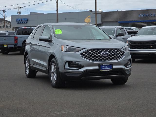 Photo of 2023 ICONIC SILVER Ford Edge