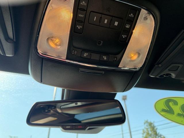 Photo of 2022 Bright White Clearcoat Chrysler 300