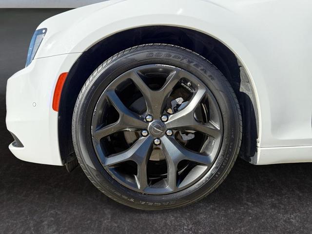 Photo of 2022 Bright White Clearcoat Chrysler 300