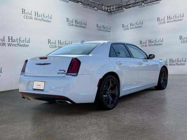 Photo of 2022 Bright White Clearcoat Chrysler 300