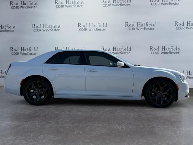 Photo of 2022 Bright White Clearcoat Chrysler 300