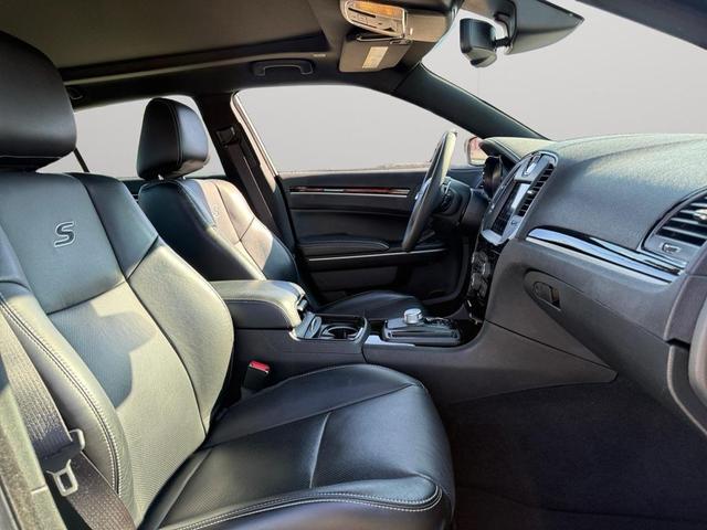 Photo of 2022 Bright White Clearcoat Chrysler 300