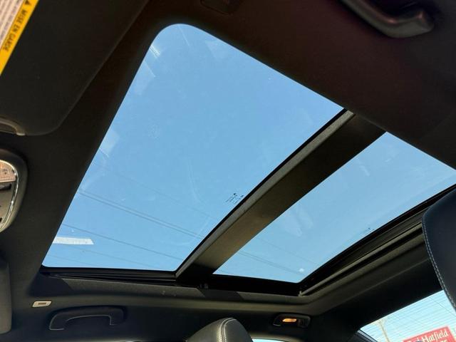 Photo of 2022 Bright White Clearcoat Chrysler 300