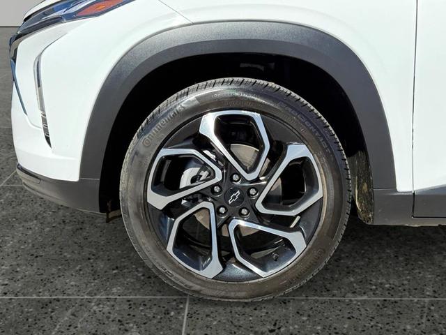 Photo of 2025 Summit White Chevrolet Trax