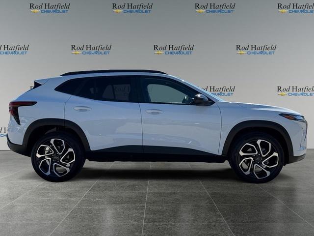 Photo of 2025 Summit White Chevrolet Trax